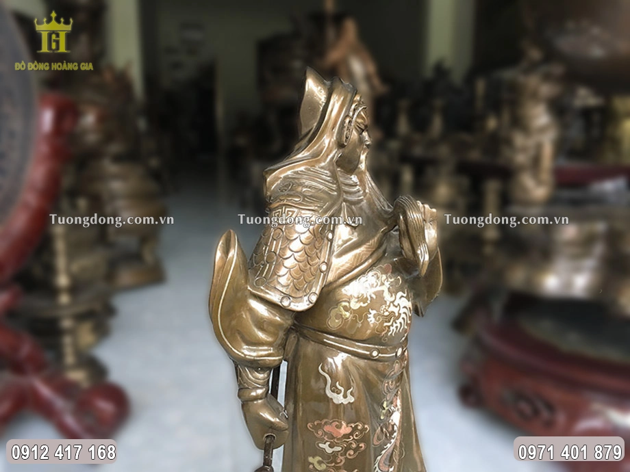 Hình ảnh nhìn nghiêng của bức tượng đồng